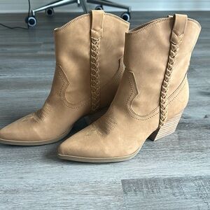 Size 9 short cowboy boots women’s